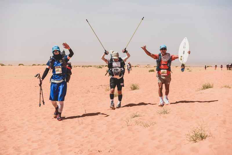 ゴールで喜ぶ3人のランナー