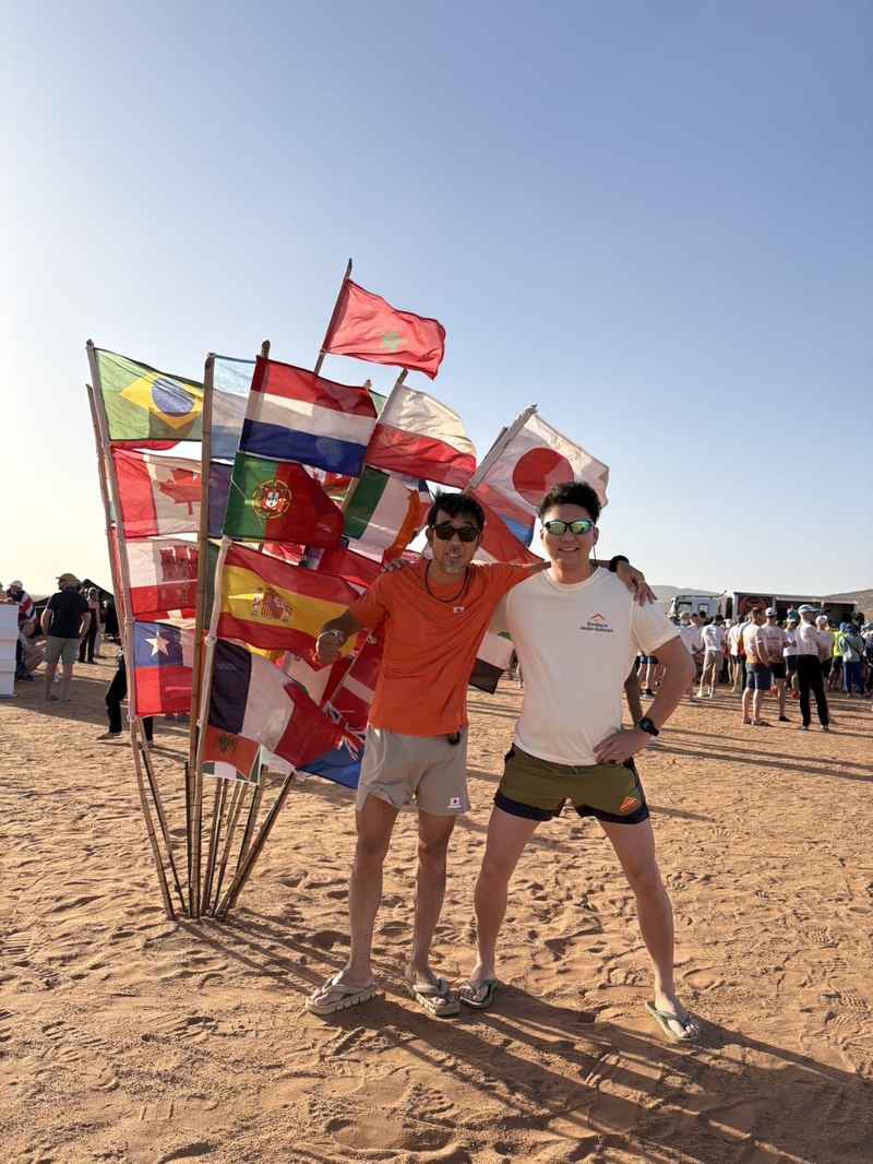 各国の国旗と日本人ランナー